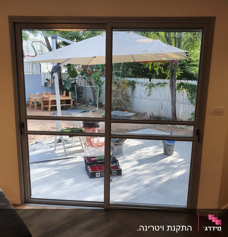 חלון אלומיניום עם מסגרת אפורה